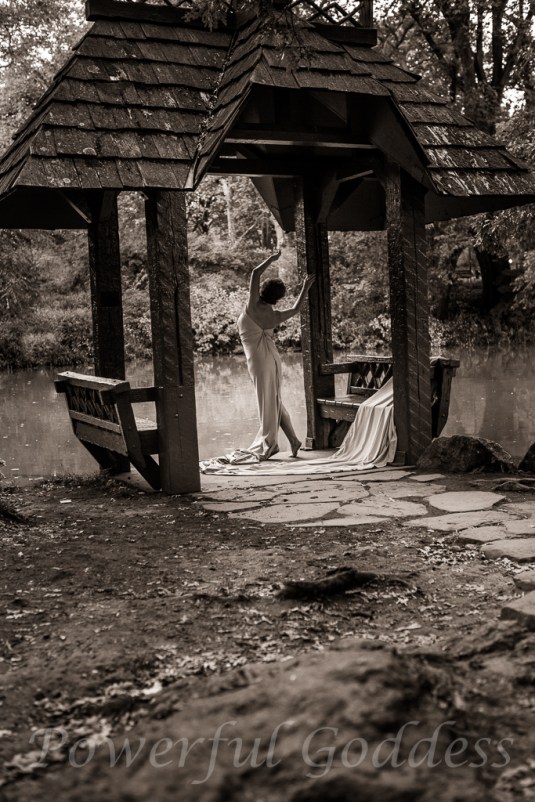 _S5A7927NYC-Central=Park-Lake-Glamour-Powerful-Goddess-Portraits-Sharon-Birke