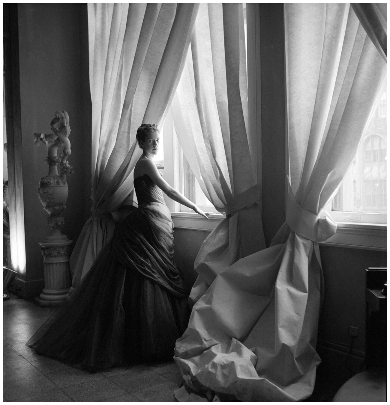 nancy-james-in-charles-james-swan-gown-1955-photo-cecil-beaton