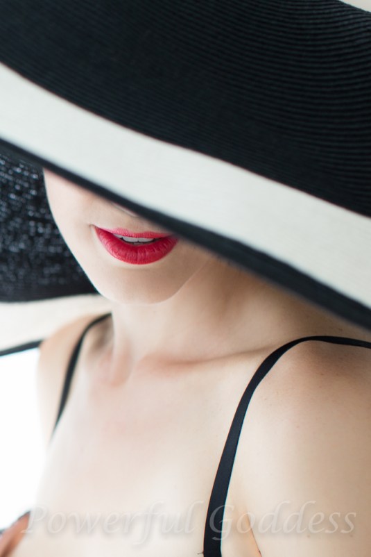 _S5A6108NYC-NJ-Summer-Hat-Glamour-Boudoir-Portraits-Powerful-Goddess-Portraits-Sharon-Birke-2