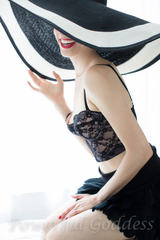 _S5A6113NYC-NJ-Summer-Hat-Glamour-Boudoir-Portraits-Powerful-Goddess-Portraits-Sharon-Birke