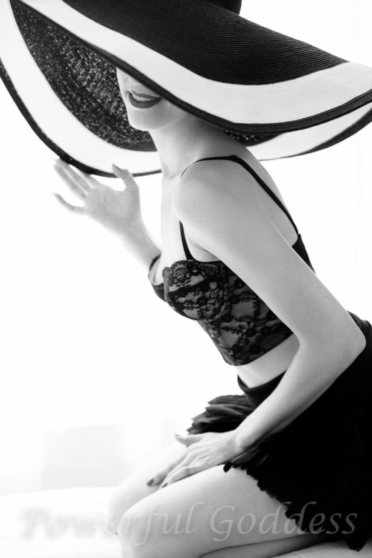 _S5A6117NYC-NJ-Summer-Hat-Glamour-Boudoir-Portraits-Powerful-Goddess-Portraits-Sharon-Birke