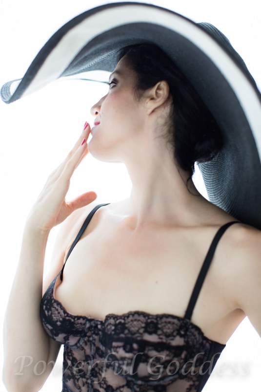 _S5A6135NYC-NJ-Summer-Hat-Glamour-Boudoir-Portraits-Powerful-Goddess-Portraits-Sharon-Birke