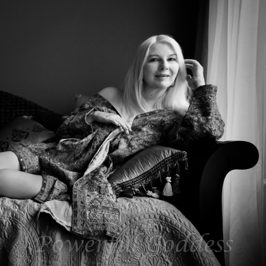 _S5A6956-New-York-New-Jersey-Turquoise-Robe-Glamour-Boudoir-Powerful-Goddess-Portraits-Sharon-Birke-2